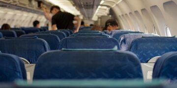 U.S. Government Shutdown Leads to Over 2,700 Flight Delays as Air Traffic Controller Shortage Intensifies