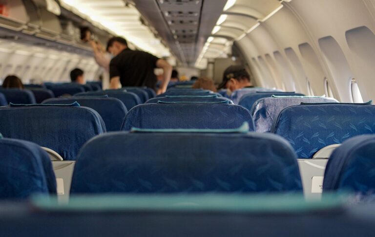 U.S. Government Shutdown Leads to Over 2,700 Flight Delays as Air Traffic Controller Shortage Intensifies